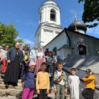 Воспитанники Воскресной школы храма преподобного Алексия, человека Божия (с Поля) совершили паломническую поездку в  Пушкинские Горы