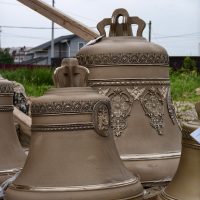 В храме святых Жен Мироносиц поселка Тямша освятили и установили колокола
