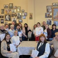 В трапезной храма святого Александра Невского состоялось вручение сертификатов экскурсоводам