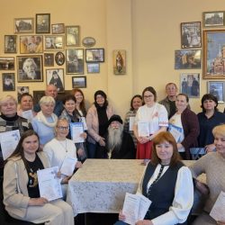 В трапезной храма святого Александра Невского состоялось вручение сертификатов экскурсоводам