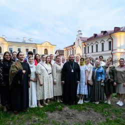 Митрополит Матфей провел встречу с супругами священнослужителей города Пскова