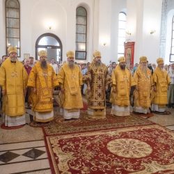 Митрополит Матфей сослужил за Божественной литургией в Свято-Владимирском соборе города Новосибирска