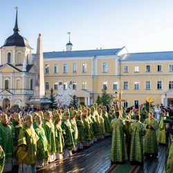 Митрополит Матфей сослужил Святейшему Патриарху Кириллу за всенощным бдением в Свято-Троицкой Сергиевой лавре