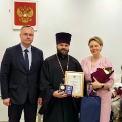 Благочинный Островского района награжден нагрудным знаком «Ромашка» за сохранение семейных традиций