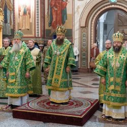 Митрополит Матфей сослужил за Божественной Литургией в кафедральном соборе Сыктывкарской епархии 
