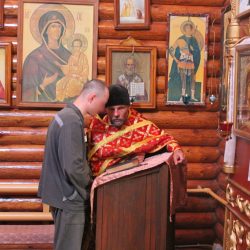 Настоятель храма святителей Николая и Спиридона в поселке Середка совершил Божественную Литургию в исправительной колонии №4