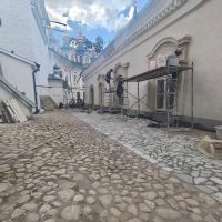 Отделка фасадов Сретенской церкви завершается в Псково-Печерском монастыре