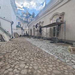 Отделка фасадов Сретенской церкви завершается в Псково-Печерском монастыре