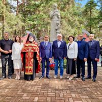 В день освобождения Печор на братском захоронении была отслужена заупокойная лития