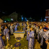 Митрополит Матфей возглавил всенощное бдение с чином Погребения плащаницы Пресвятой Богородицы в Псково-Печерском монастыре