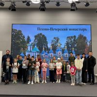Клирик Псковской епархии провел в Доме молодежи встречу, посвящённую духовному наследию и истории Псково-Печерского монастыря