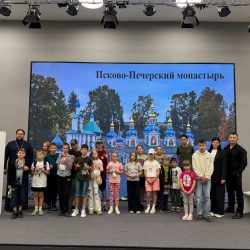 Клирик Псковской епархии провел в Доме молодежи встречу, посвящённую духовному наследию и истории Псково-Печерского монастыря