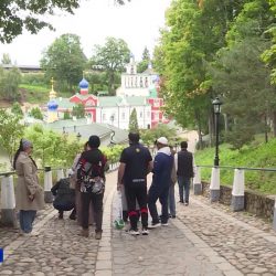 В эфире ГТРК «Псков» рассказали о посещении Псково-Печерского монастыря иностранной молодежью