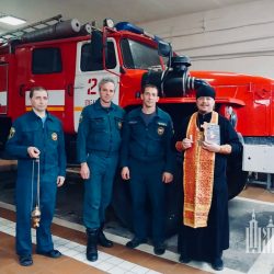 Насельник Псково-Печерского монастыря совершил молебен в пожарно-спасательной части города Печоры