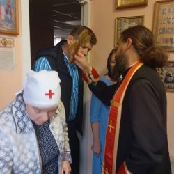 Клирик Псковской епархии совершил водосвятный молебен в онкологическом диспансере