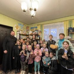 В Искровской сельской библиотеке прошла встреча с настоятелем храма архангела Михаила города Дно