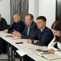 Благочинный Печорского округа принял участие во встрече с депутатом Антоном Морозом