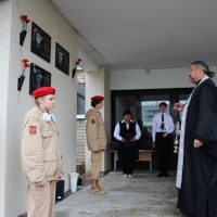 Благочинный Порховского округа освятил мемориальную доску кавалеру ордена Мужества