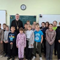 Клирики храма святого Александра Невского встретились с учениками Москвинской школы