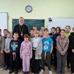 Клирики храма святого Александра Невского встретились с учениками Москвинской школы