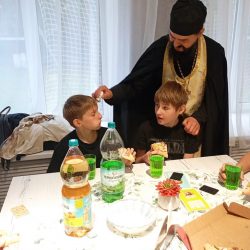 Сестры Свято-Елисаветинского сестричества милосердия во главе с духовником поздравили детей с новым учебным годом